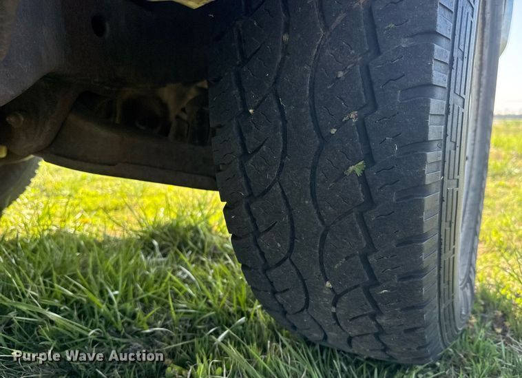 image for item EQ1319 2000 Chevrolet C2500 pickup truck