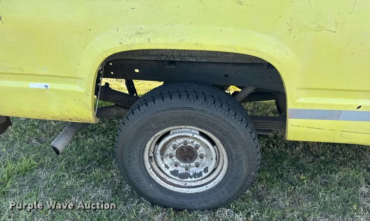 image for item EQ1319 2000 Chevrolet C2500 pickup truck