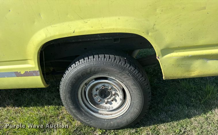 image for item EQ1319 2000 Chevrolet C2500 pickup truck