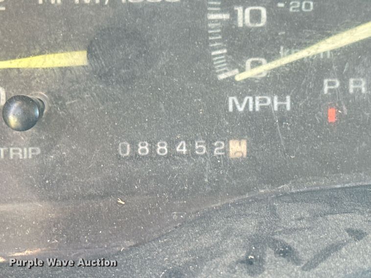 image for item EQ1319 2000 Chevrolet C2500 pickup truck