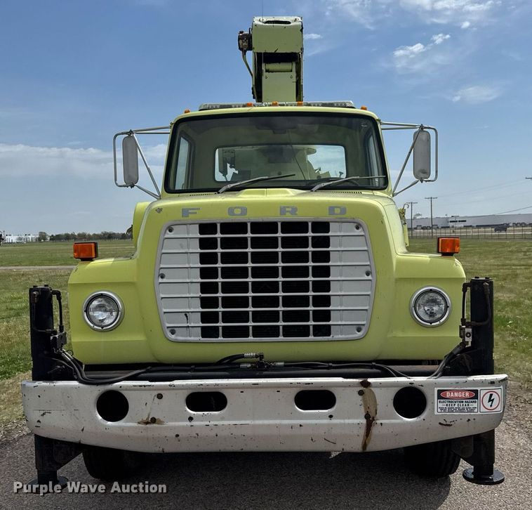 image for item EQ1322 1983 Ford L800 flatbed truck