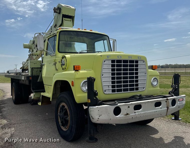 image for item EQ1322 1983 Ford L800 flatbed truck