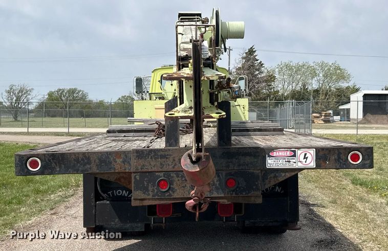 image for item EQ1322 1983 Ford L800 flatbed truck