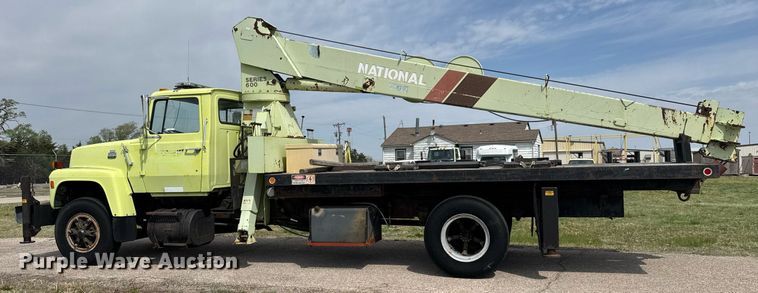 image for item EQ1322 1983 Ford L800 flatbed truck