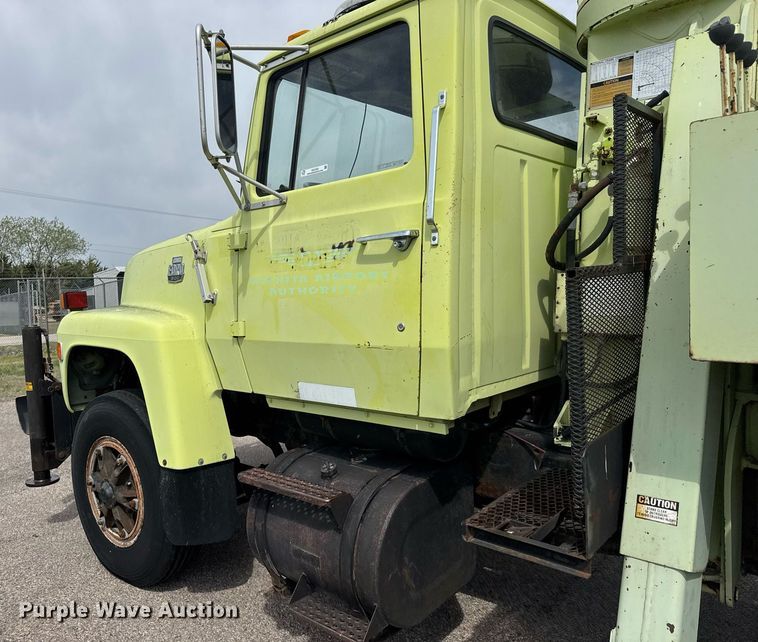 image for item EQ1322 1983 Ford L800 flatbed truck