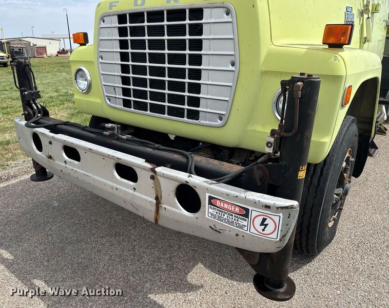 image for item EQ1322 1983 Ford L800 flatbed truck