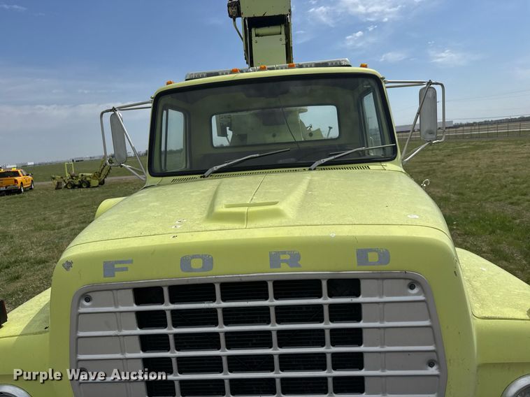 image for item EQ1322 1983 Ford L800 flatbed truck