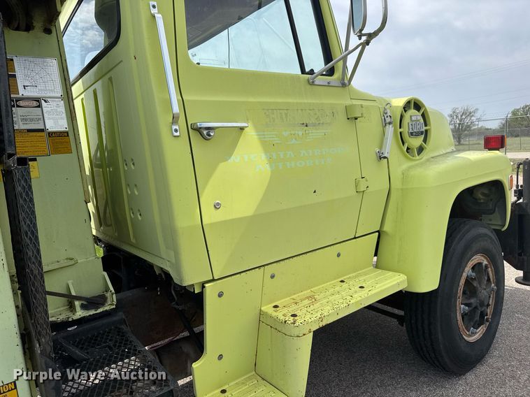 image for item EQ1322 1983 Ford L800 flatbed truck