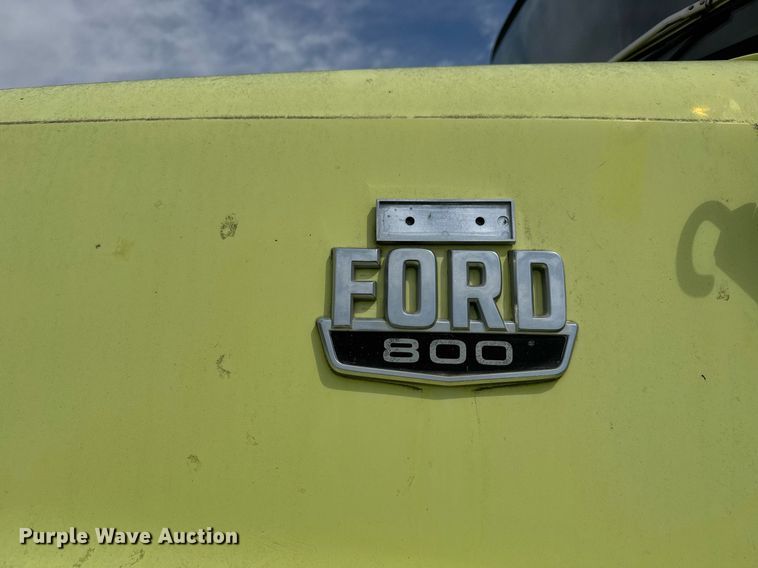 image for item EQ1322 1983 Ford L800 flatbed truck