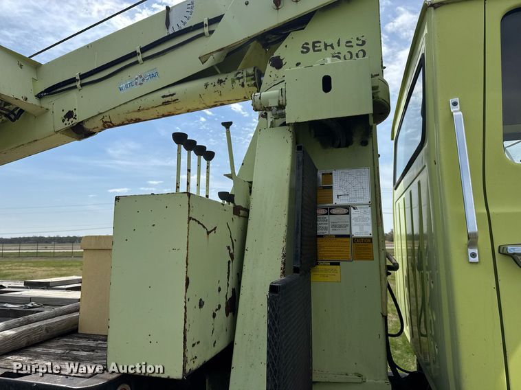 image for item EQ1322 1983 Ford L800 flatbed truck