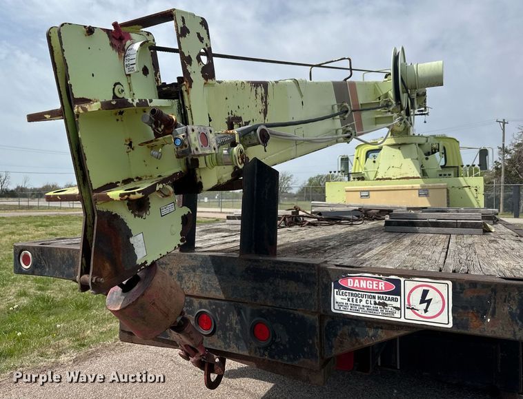 image for item EQ1322 1983 Ford L800 flatbed truck