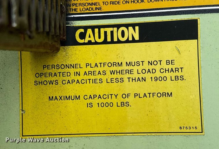 image for item EQ1322 1983 Ford L800 flatbed truck