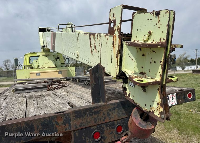 image for item EQ1322 1983 Ford L800 flatbed truck