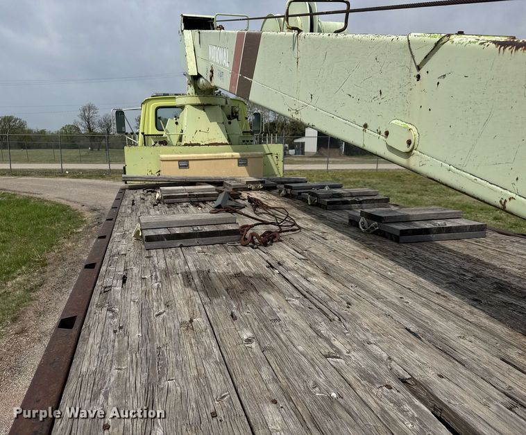 image for item EQ1322 1983 Ford L800 flatbed truck