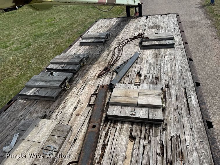 image for item EQ1322 1983 Ford L800 flatbed truck