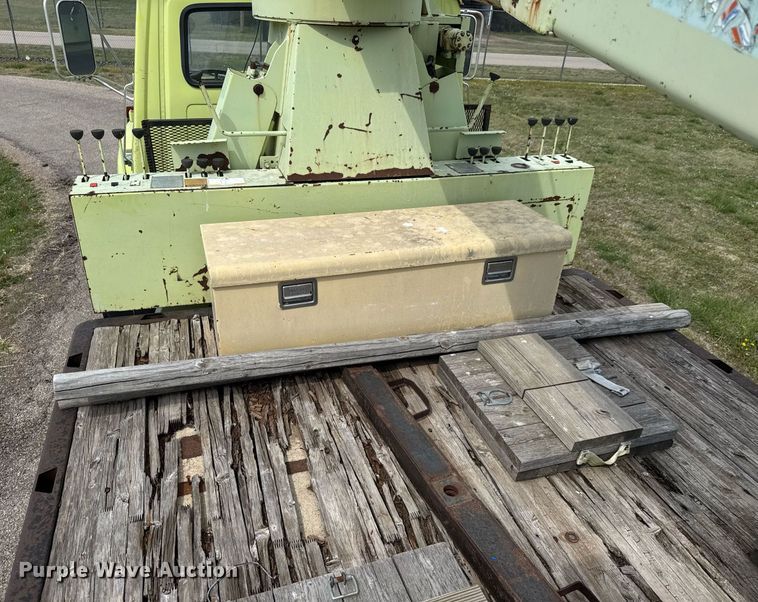 image for item EQ1322 1983 Ford L800 flatbed truck