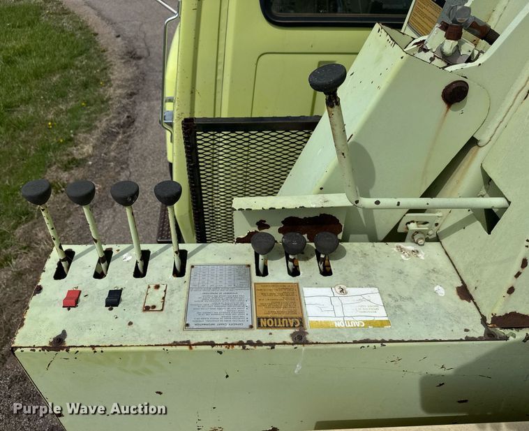 image for item EQ1322 1983 Ford L800 flatbed truck