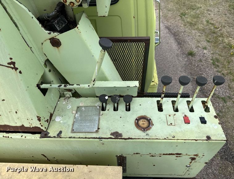 image for item EQ1322 1983 Ford L800 flatbed truck