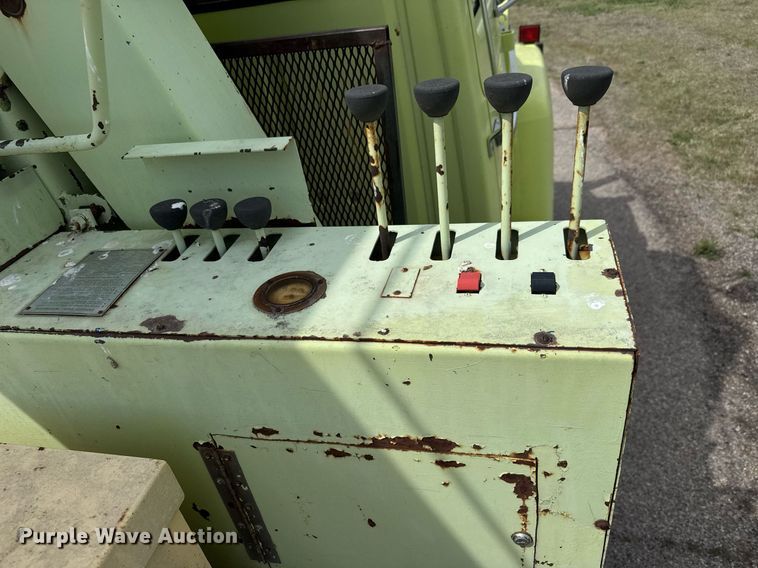 image for item EQ1322 1983 Ford L800 flatbed truck