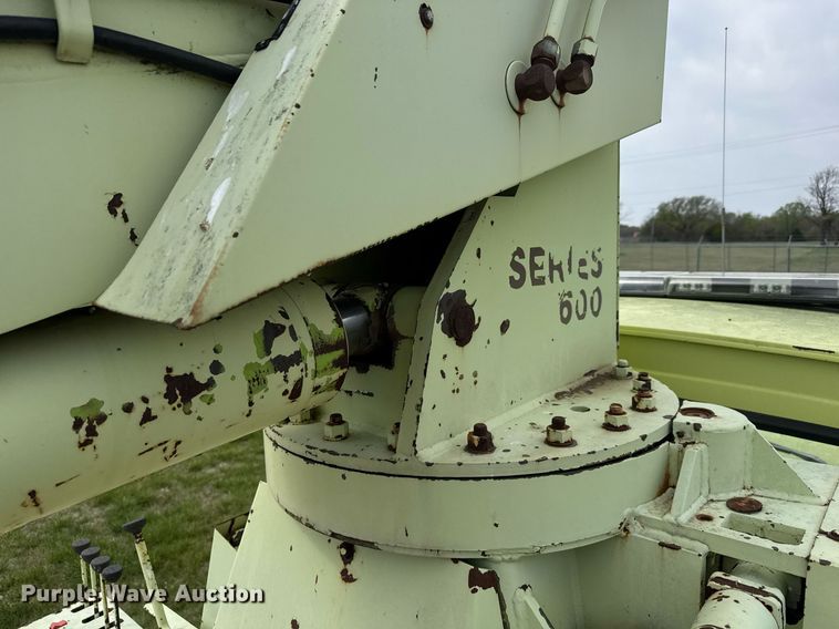 image for item EQ1322 1983 Ford L800 flatbed truck