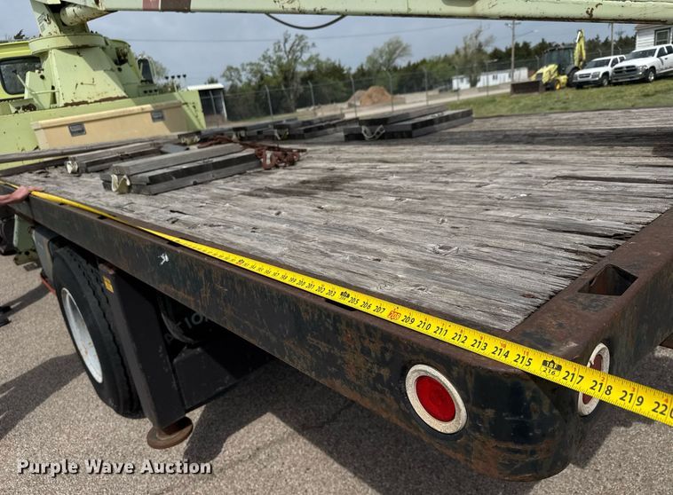 image for item EQ1322 1983 Ford L800 flatbed truck
