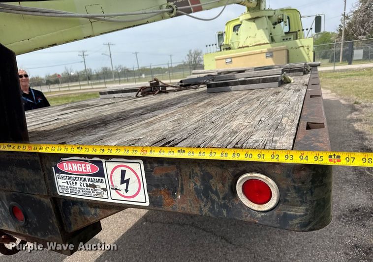 image for item EQ1322 1983 Ford L800 flatbed truck