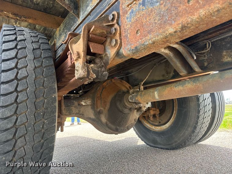 image for item EQ1322 1983 Ford L800 flatbed truck