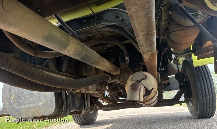 image for item EQ1322 1983 Ford L800 flatbed truck