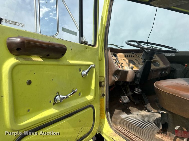 image for item EQ1322 1983 Ford L800 flatbed truck