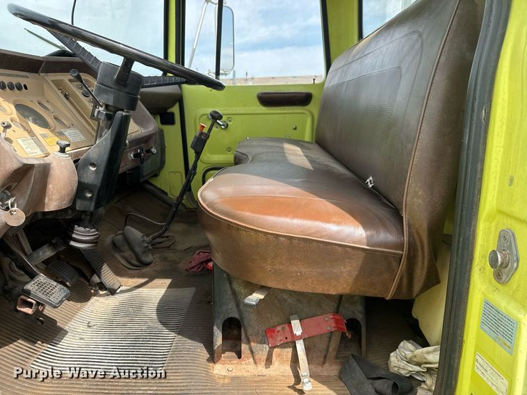 image for item EQ1322 1983 Ford L800 flatbed truck