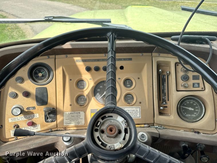 image for item EQ1322 1983 Ford L800 flatbed truck