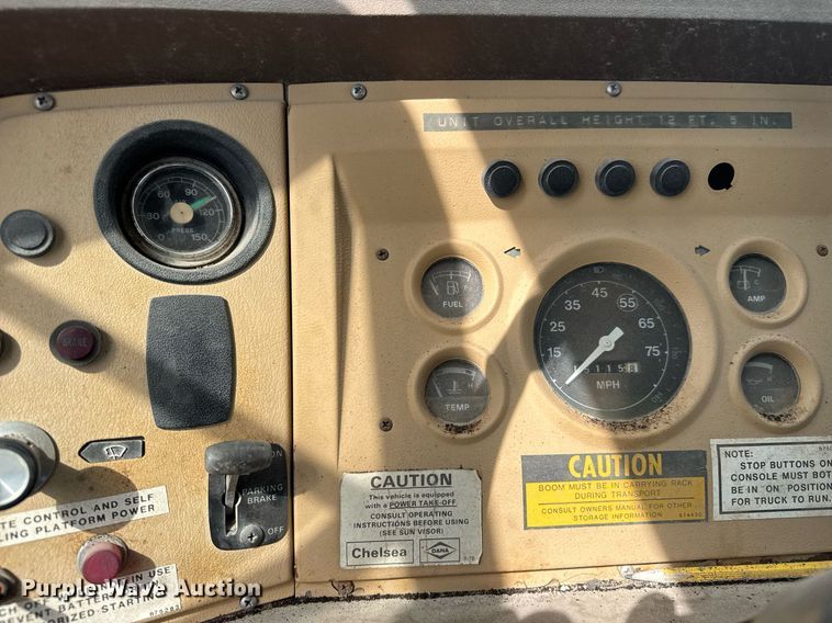 image for item EQ1322 1983 Ford L800 flatbed truck