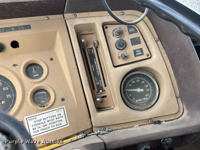 image for item EQ1322 1983 Ford L800 flatbed truck