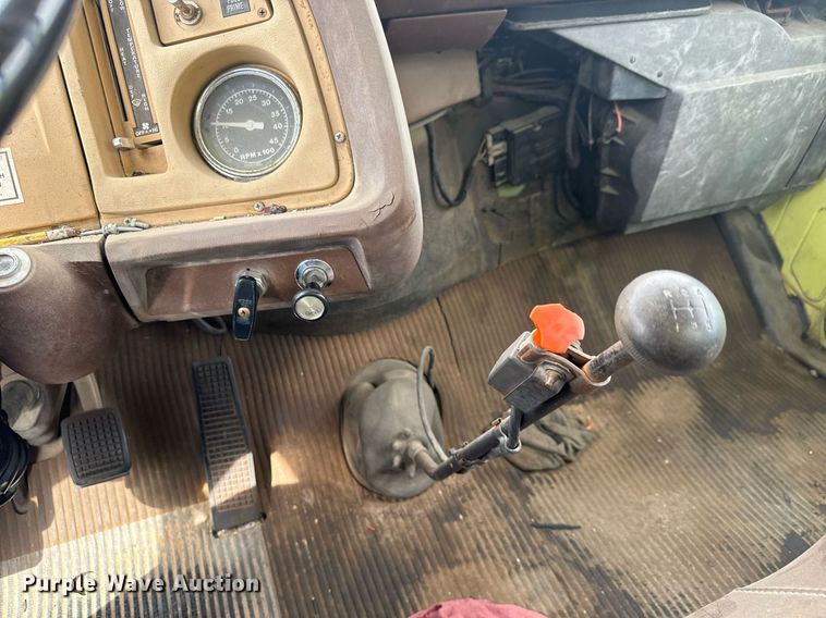 image for item EQ1322 1983 Ford L800 flatbed truck