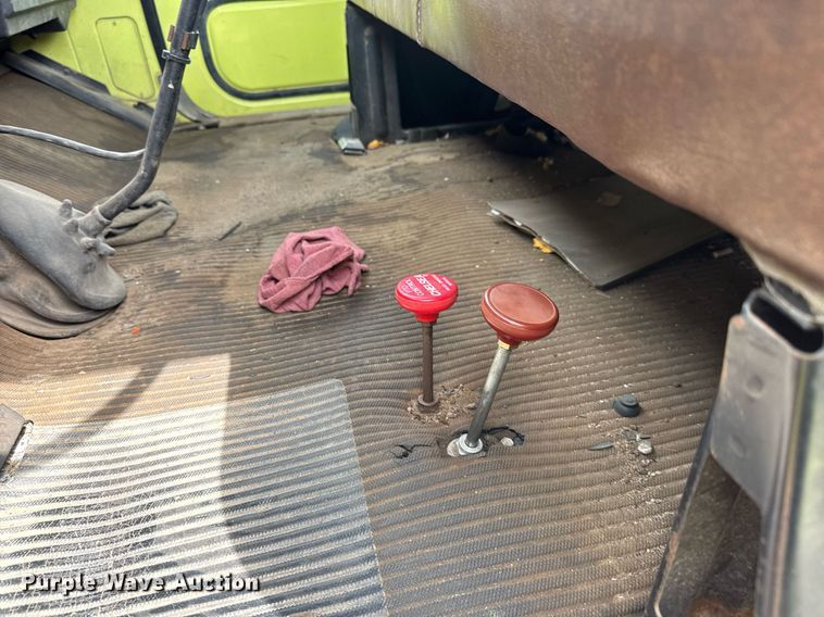 image for item EQ1322 1983 Ford L800 flatbed truck