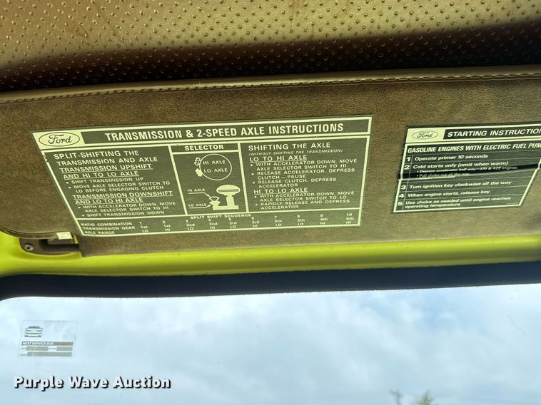 image for item EQ1322 1983 Ford L800 flatbed truck