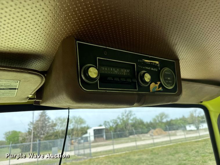 image for item EQ1322 1983 Ford L800 flatbed truck