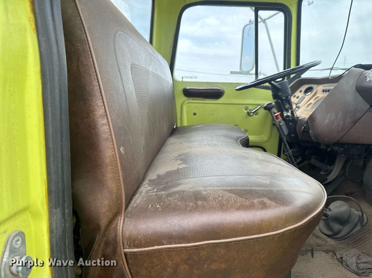 image for item EQ1322 1983 Ford L800 flatbed truck