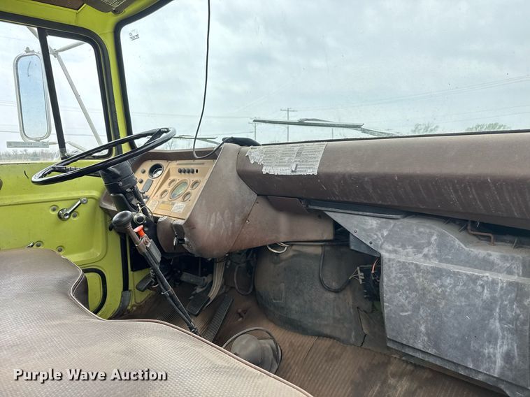 image for item EQ1322 1983 Ford L800 flatbed truck