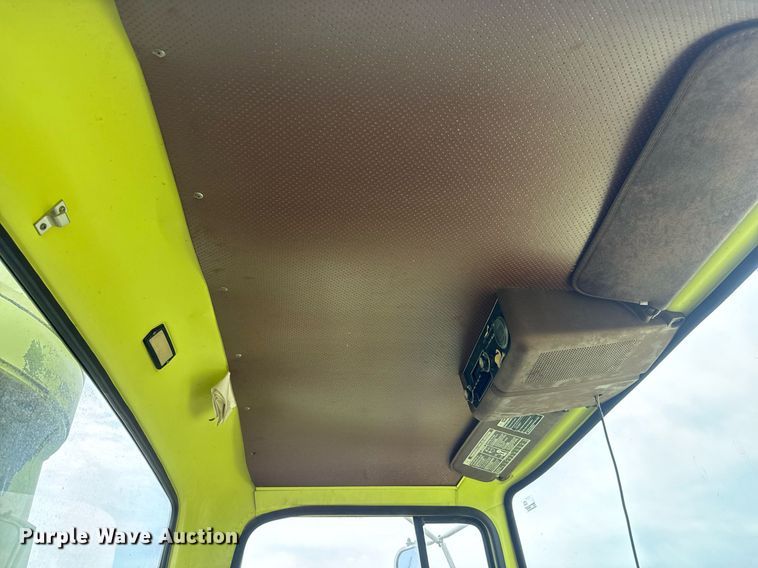 image for item EQ1322 1983 Ford L800 flatbed truck