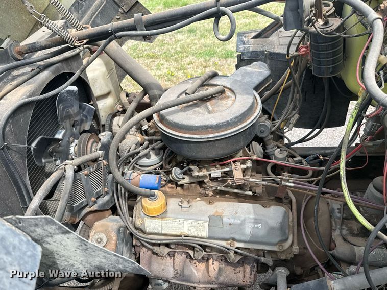 image for item EQ1322 1983 Ford L800 flatbed truck