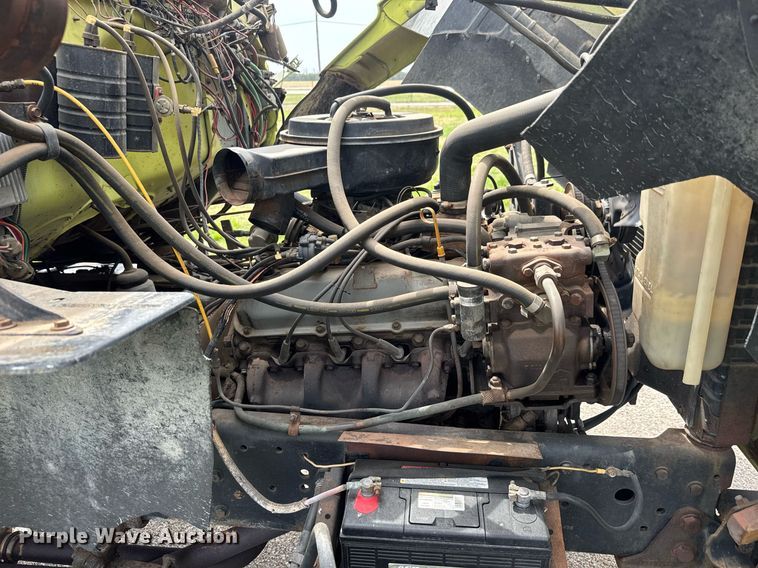 image for item EQ1322 1983 Ford L800 flatbed truck