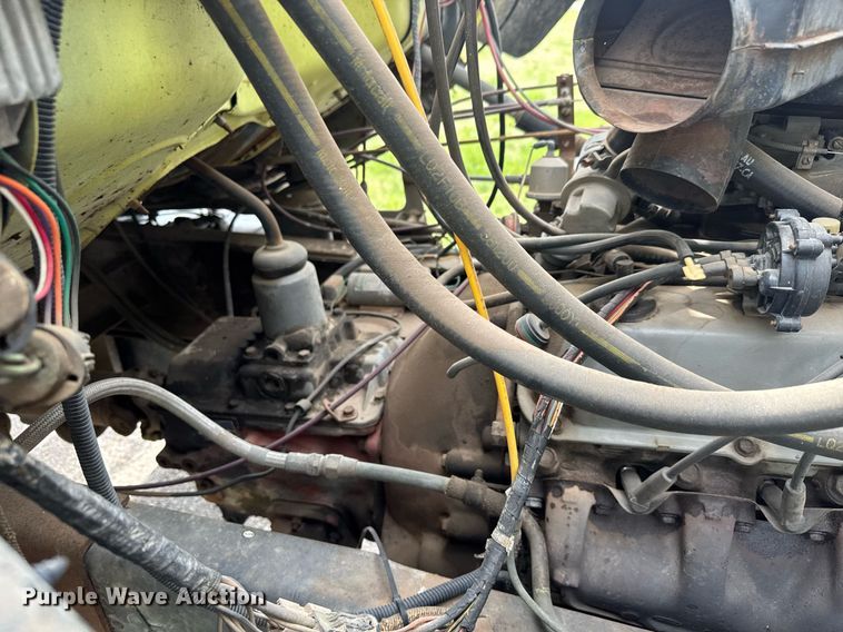 image for item EQ1322 1983 Ford L800 flatbed truck