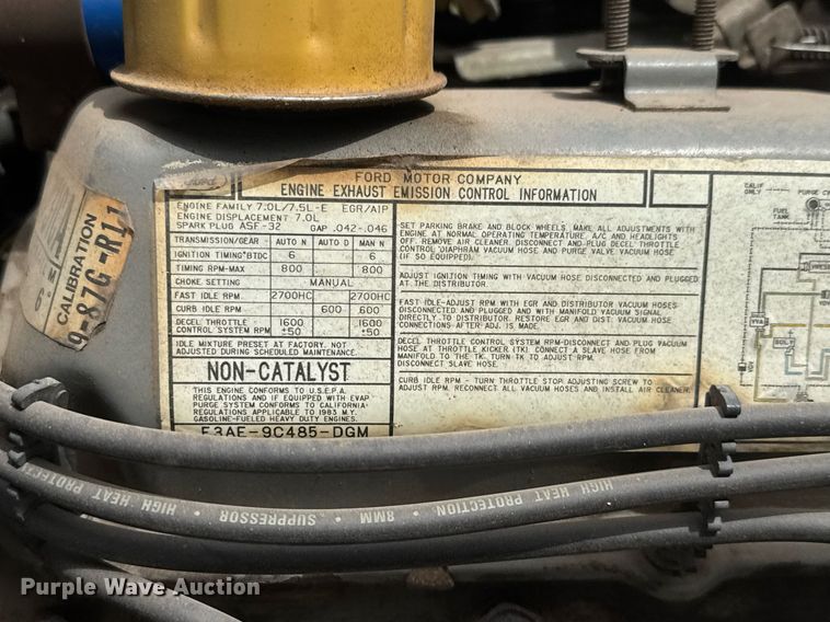 image for item EQ1322 1983 Ford L800 flatbed truck