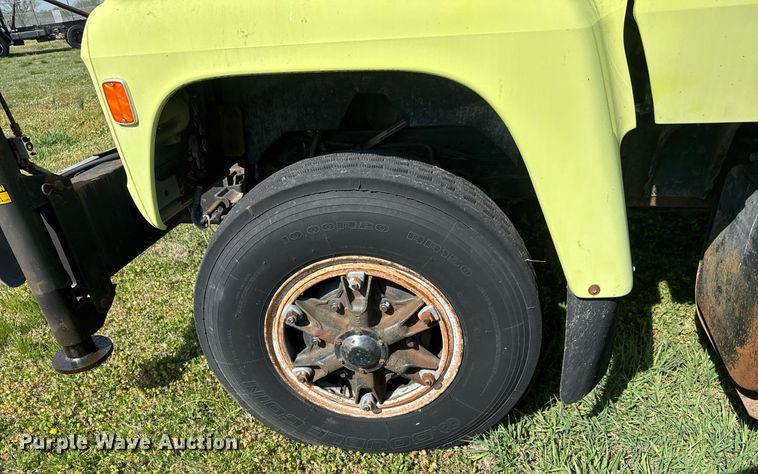 image for item EQ1322 1983 Ford L800 flatbed truck