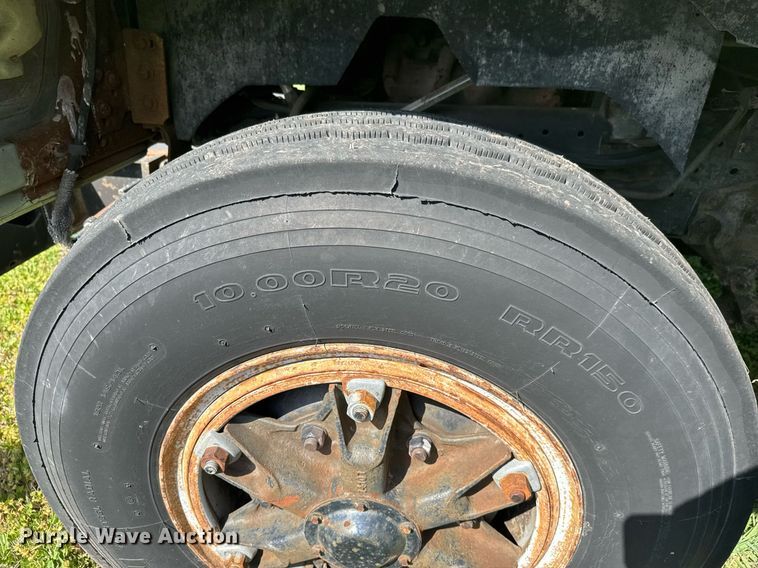 image for item EQ1322 1983 Ford L800 flatbed truck