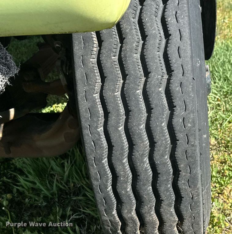 image for item EQ1322 1983 Ford L800 flatbed truck