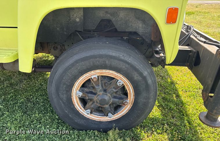 image for item EQ1322 1983 Ford L800 flatbed truck