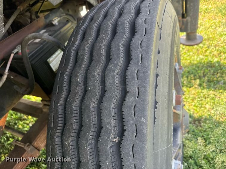 image for item EQ1322 1983 Ford L800 flatbed truck