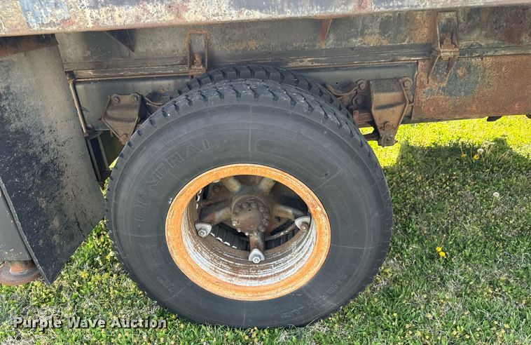 image for item EQ1322 1983 Ford L800 flatbed truck